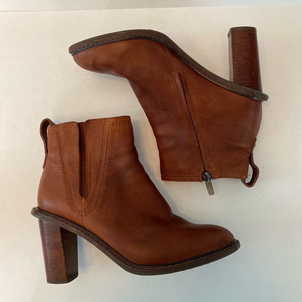 Clarks 8.5 Leather Ankle Boot with Stacked Wooden Heel